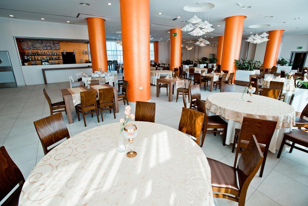 Hotel Europa Любин Экстерьер фото