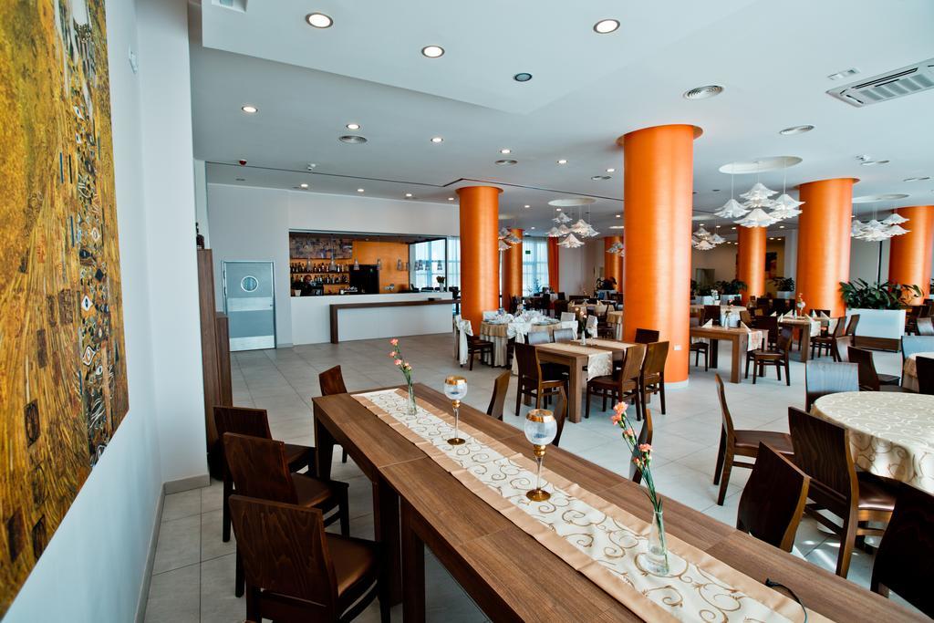 Hotel Europa Любин Экстерьер фото