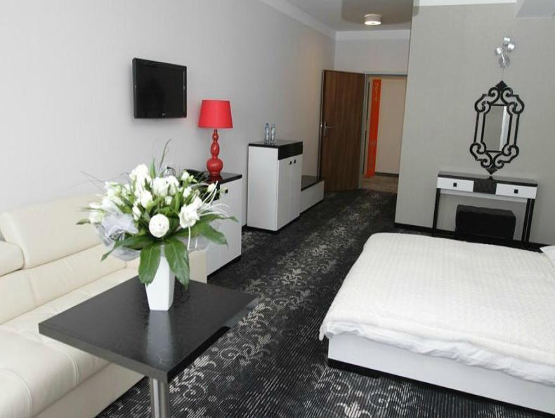 Hotel Europa Любин Экстерьер фото