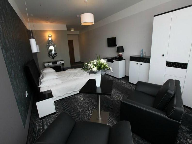 Hotel Europa Любин Экстерьер фото